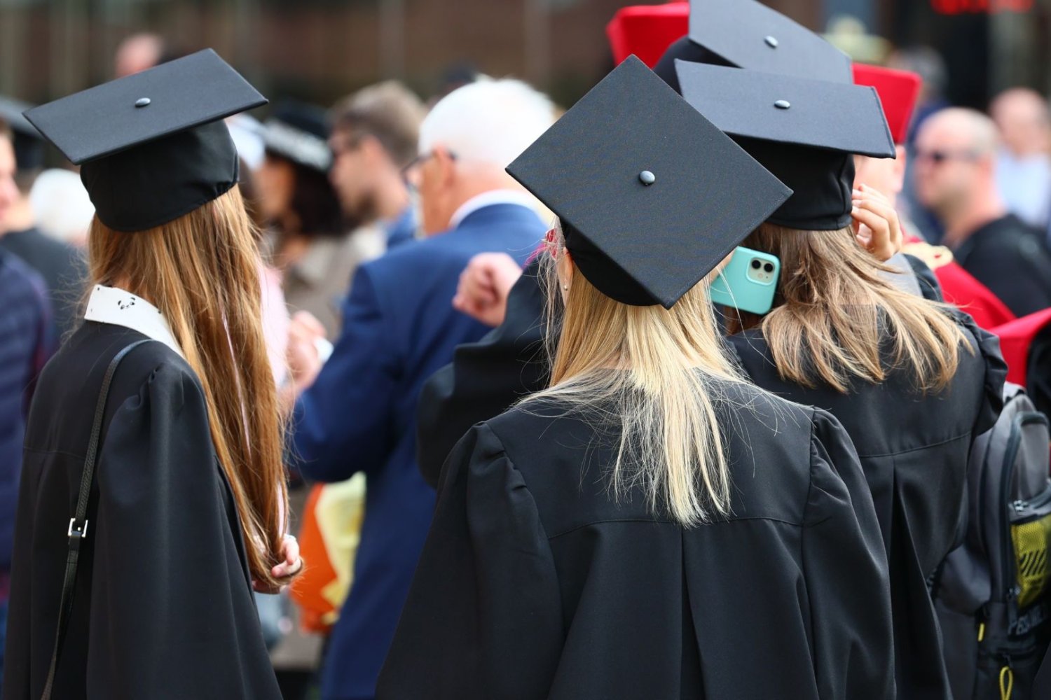 Studenci w strojach absolwentów. "Wieczni studenci" ogrywają system. Ministerstwo w końcu mówi: dość