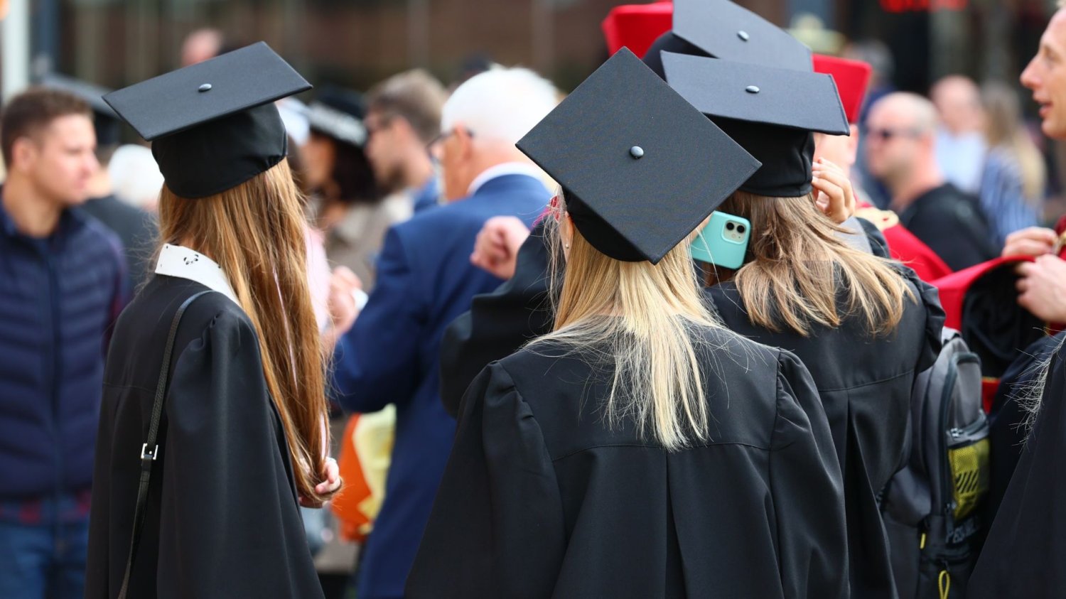 Szkoła lub studia tylko dla zniżek i ZUS-u? MEN planuje bat na "uczniów widmo" Studenci w strojach absolwentów. "Wieczni studenci" ogrywają system. Ministerstwo w końcu mówi: dość