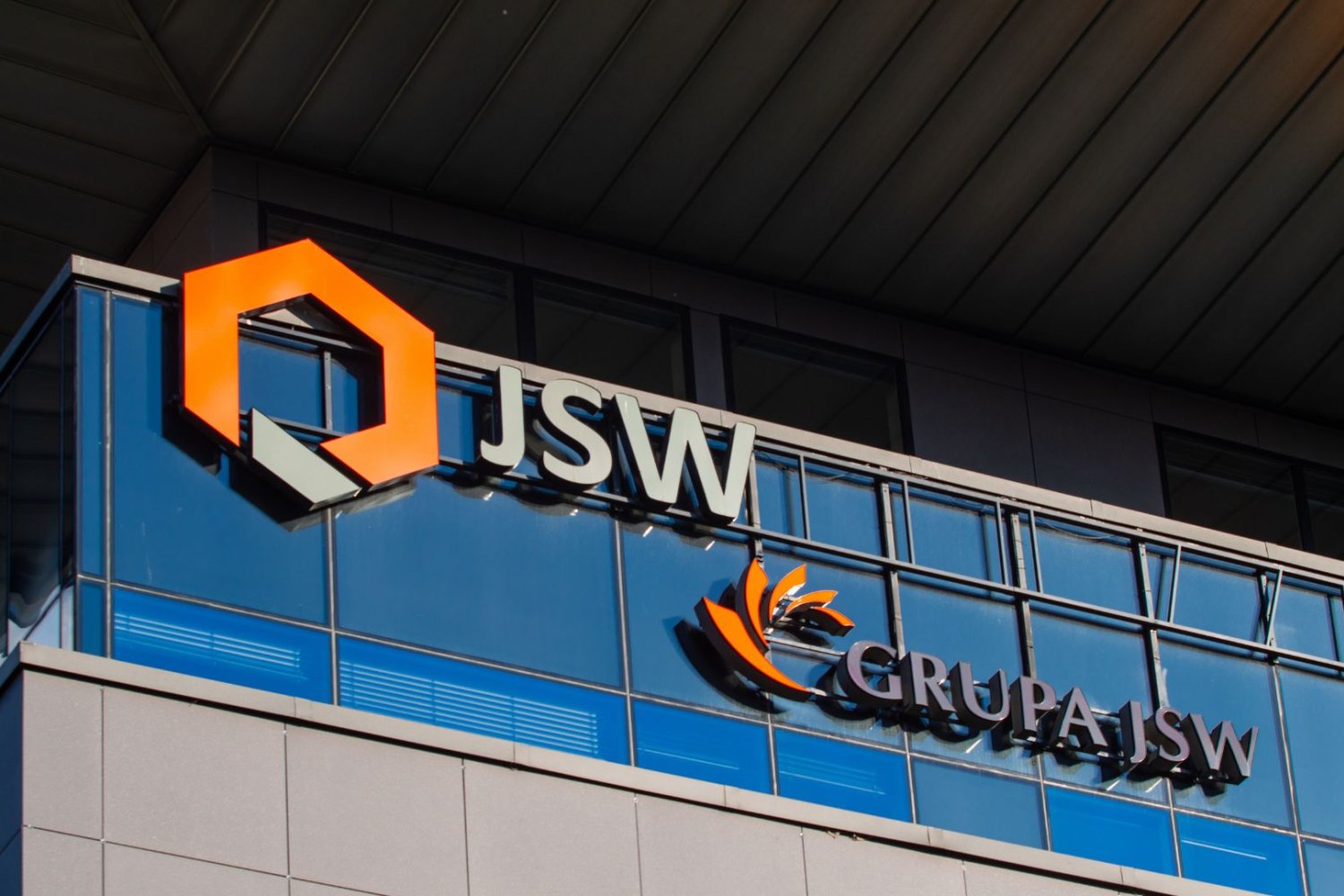 Ponad tysiąc pracowników JSW zdecydowało się odejść. To dopiero początek fali na Śląsku Szyld JSW na budynku. Program osłonowy w JSW ruszył. Ponad tysiąc pracowników odeszło z kopalń