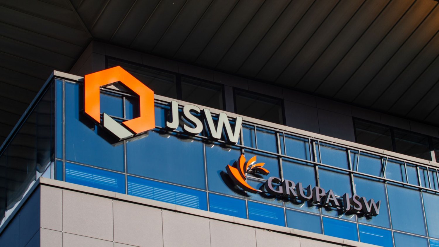 Szyld JSW na budynku. Program osłonowy w JSW ruszył. Ponad tysiąc pracowników odeszło z kopalń