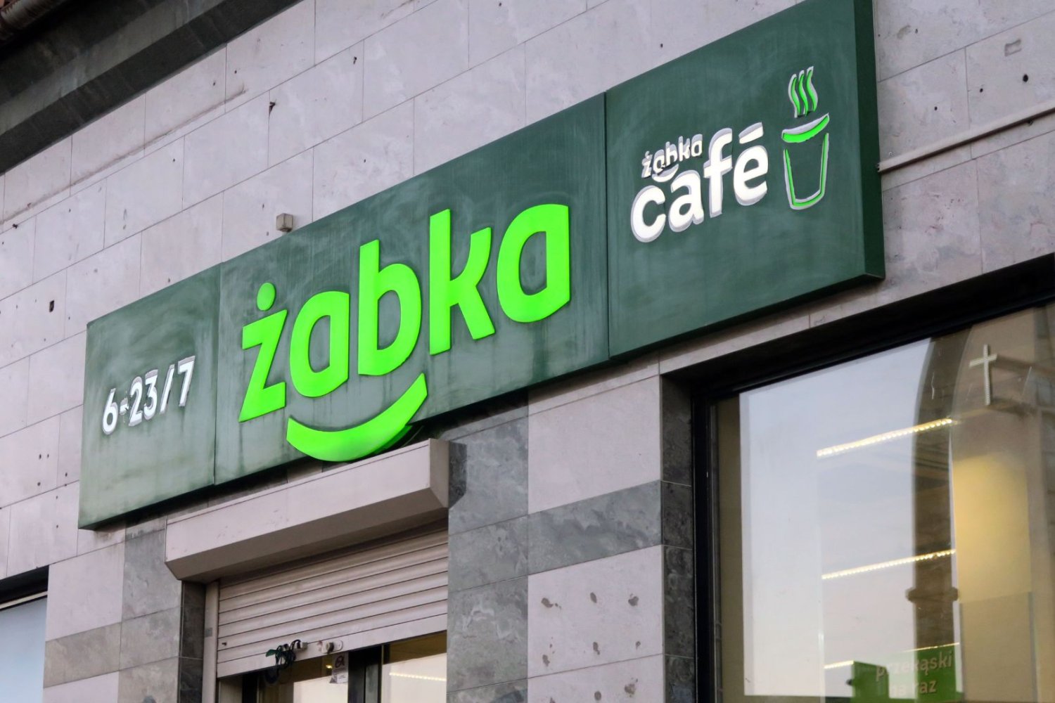Nietypowa awaria w sklepach Żabka. Kasy oszalały, aż zaczęli zamykać sklepy Szyld sklepu Żabka