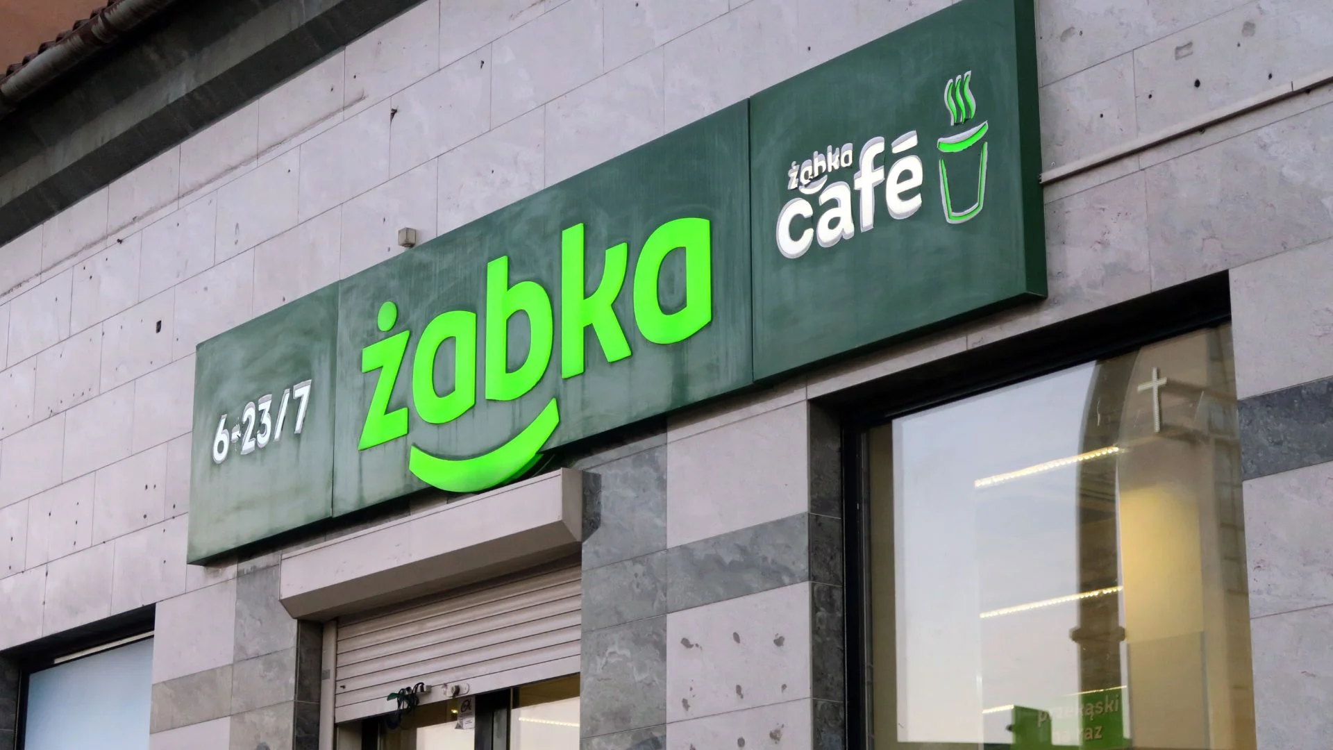 Nietypowa awaria w sklepach Żabka. Kasy oszalały, aż zaczęli zamykać sklepy