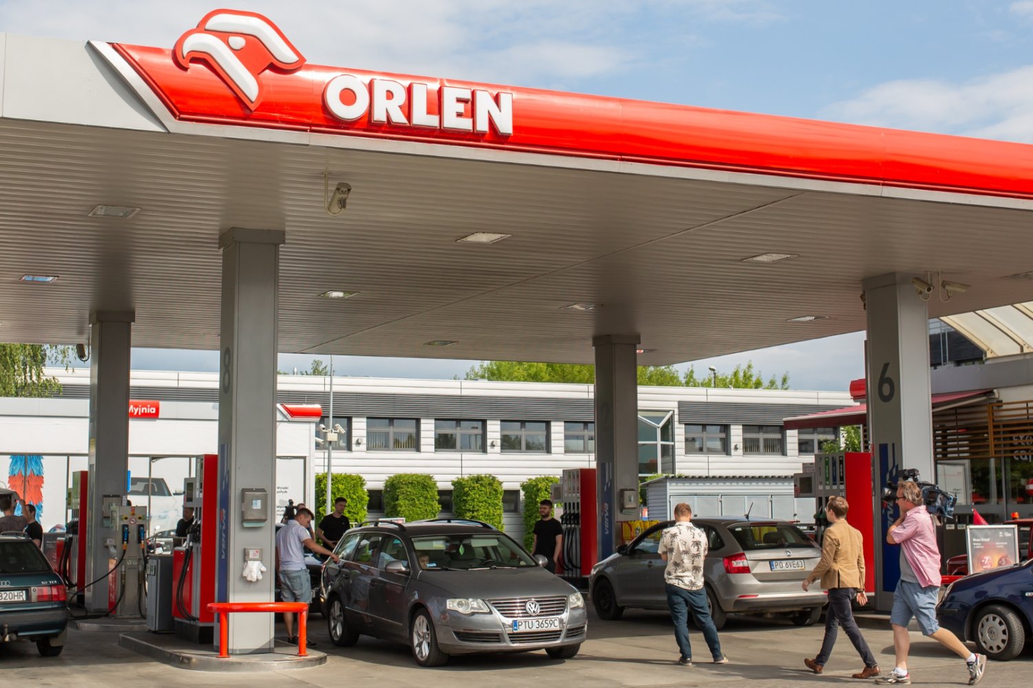 Orlen sprzedaje paliwo Ukrainie taniej? Wyjaśniamy, skąd ta różnica Stacja benzynowa Orlen.