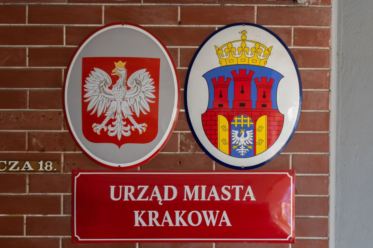 Tabliczka Urzędu Miasta Krakowa. Nowy prezydent, te same plany. Metro w Krakowie nabiera tempa