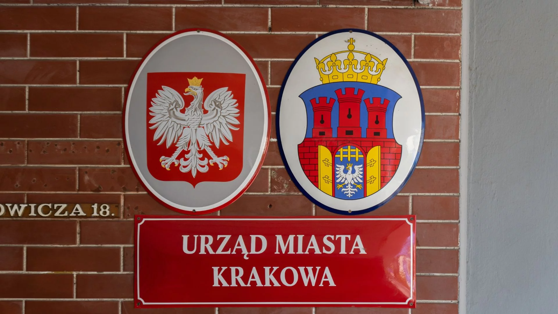 Metro w Krakowie coraz bliżej. Marzenie mieszkańców zaczyna nabierać realnych kształtów Tabliczka Urzędu Miasta Krakowa. Nowy prezydent, te same plany. Metro w Krakowie nabiera tempa