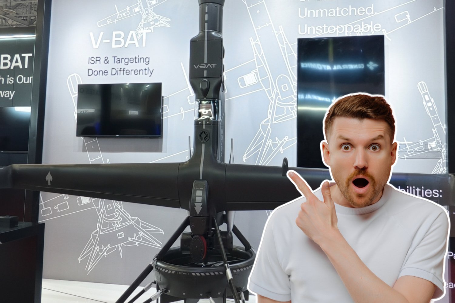 Dron V-BAT na wystawie w Dubaju. Zaskoczony mezczyzna.