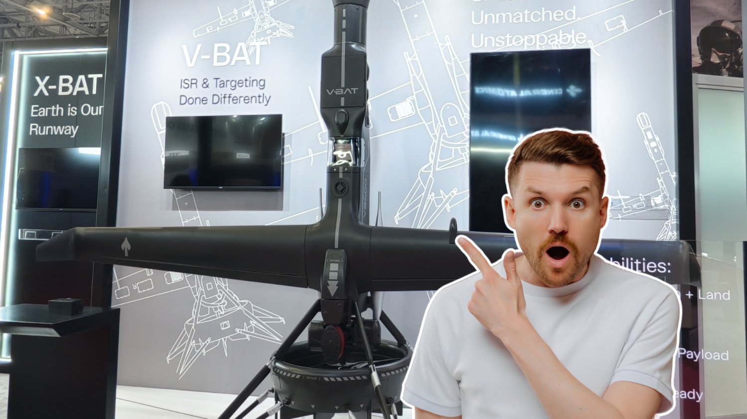 Polska dostanie olbrzymie drony. V-BAT wygląda jak z filmu science-fiction Dron V-BAT na wystawie w Dubaju. Zaskoczony mezczyzna.