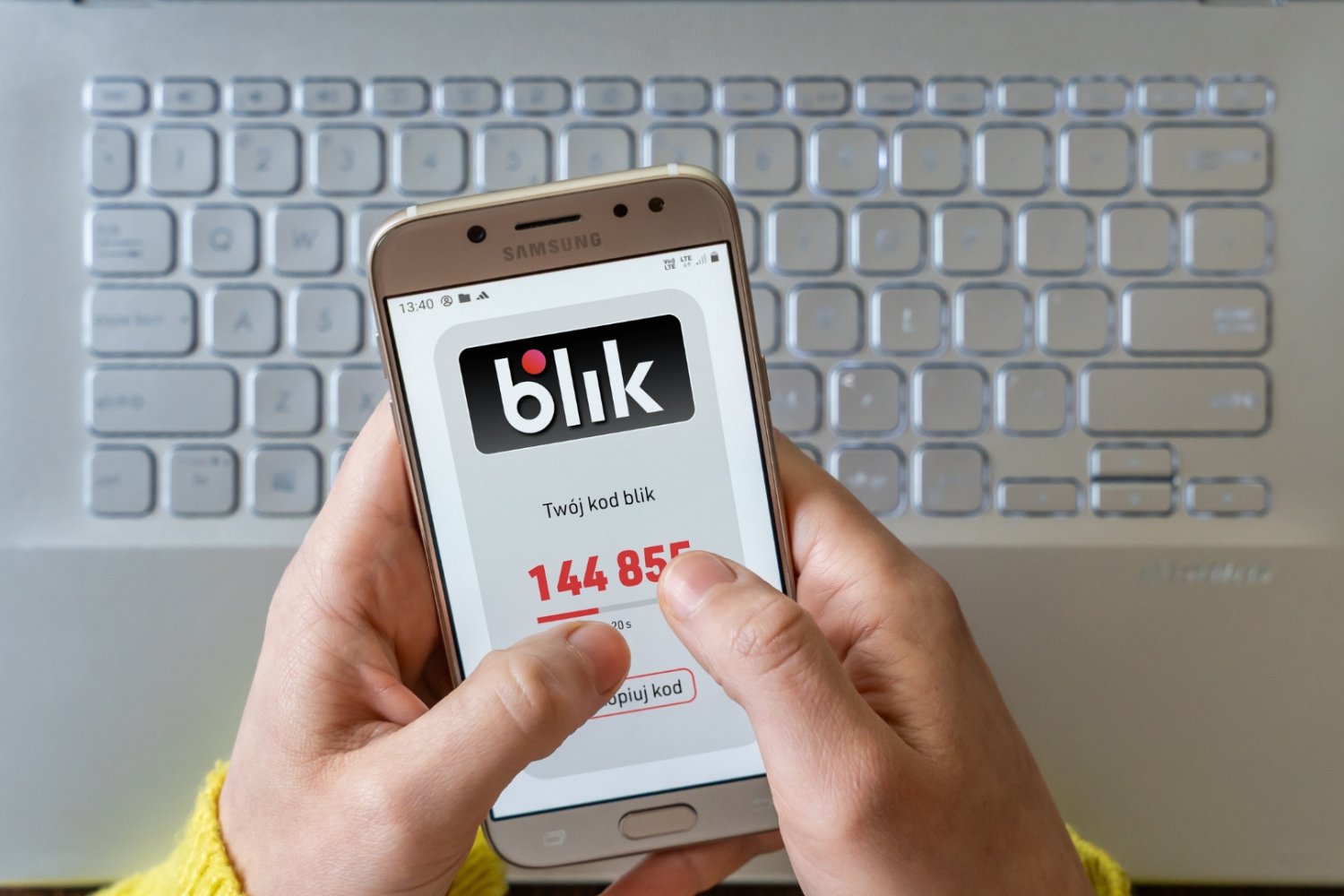 Telefon z aplikacją BLIK.