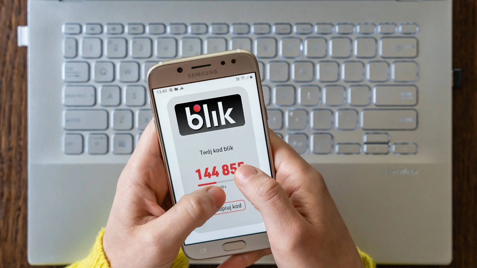 Nie zapłacisz już BLIKIEM na tych stronach. Nowe zasady od 1 września Telefon z aplikacją BLIK.