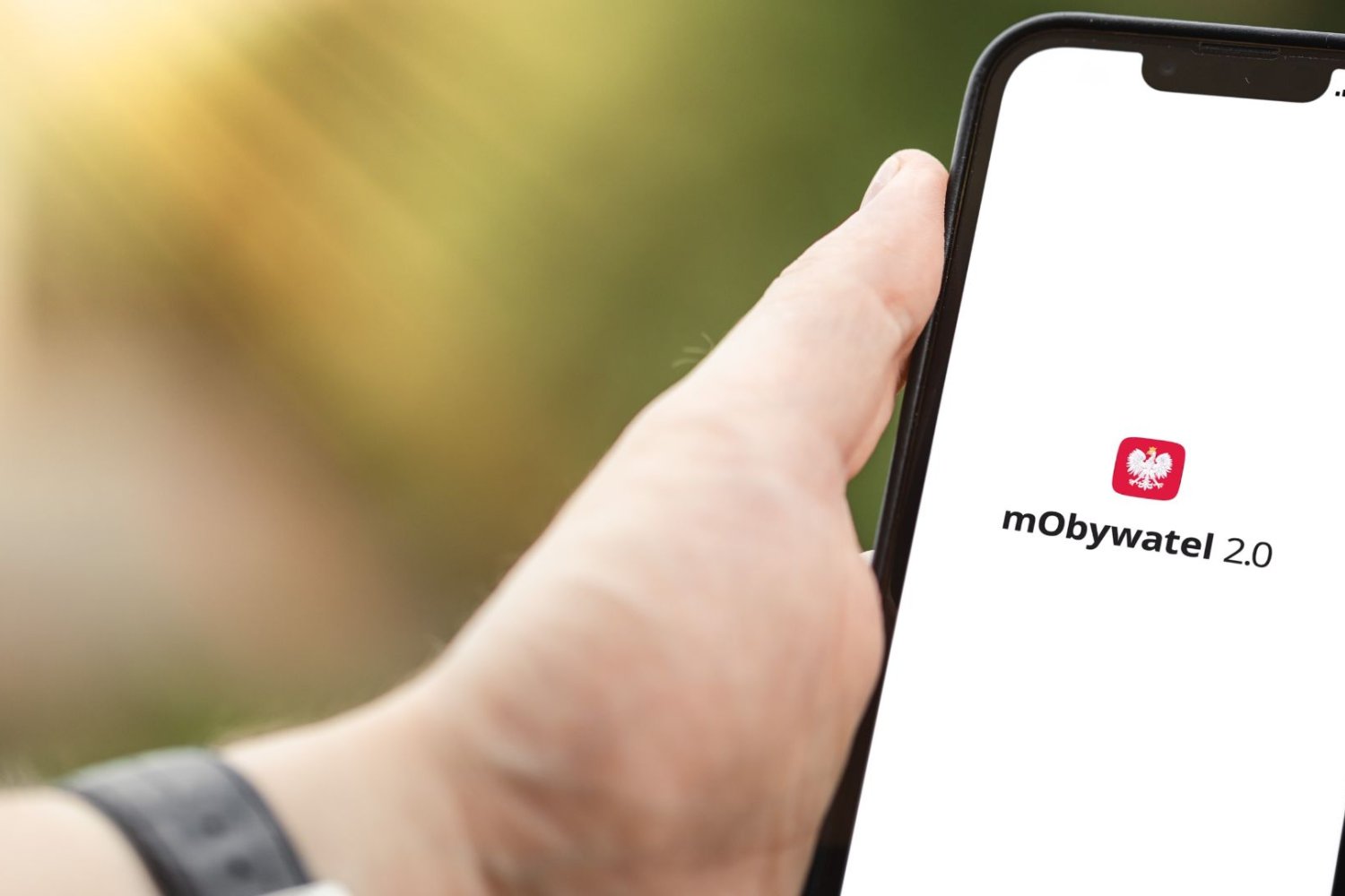 Telefon z aplikacją mObywatel. Zielona śmietana na gofrze? Teraz jednym kliknięciem wyślesz Sanepid do knajpy