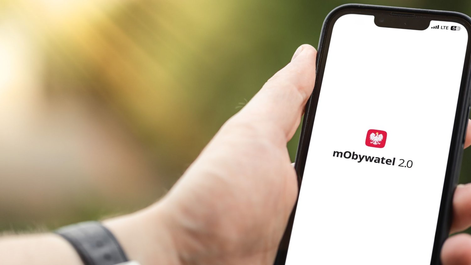 Telefon z aplikacją mObywatel. Zielona śmietana na gofrze? Teraz jednym kliknięciem wyślesz Sanepid do knajpy