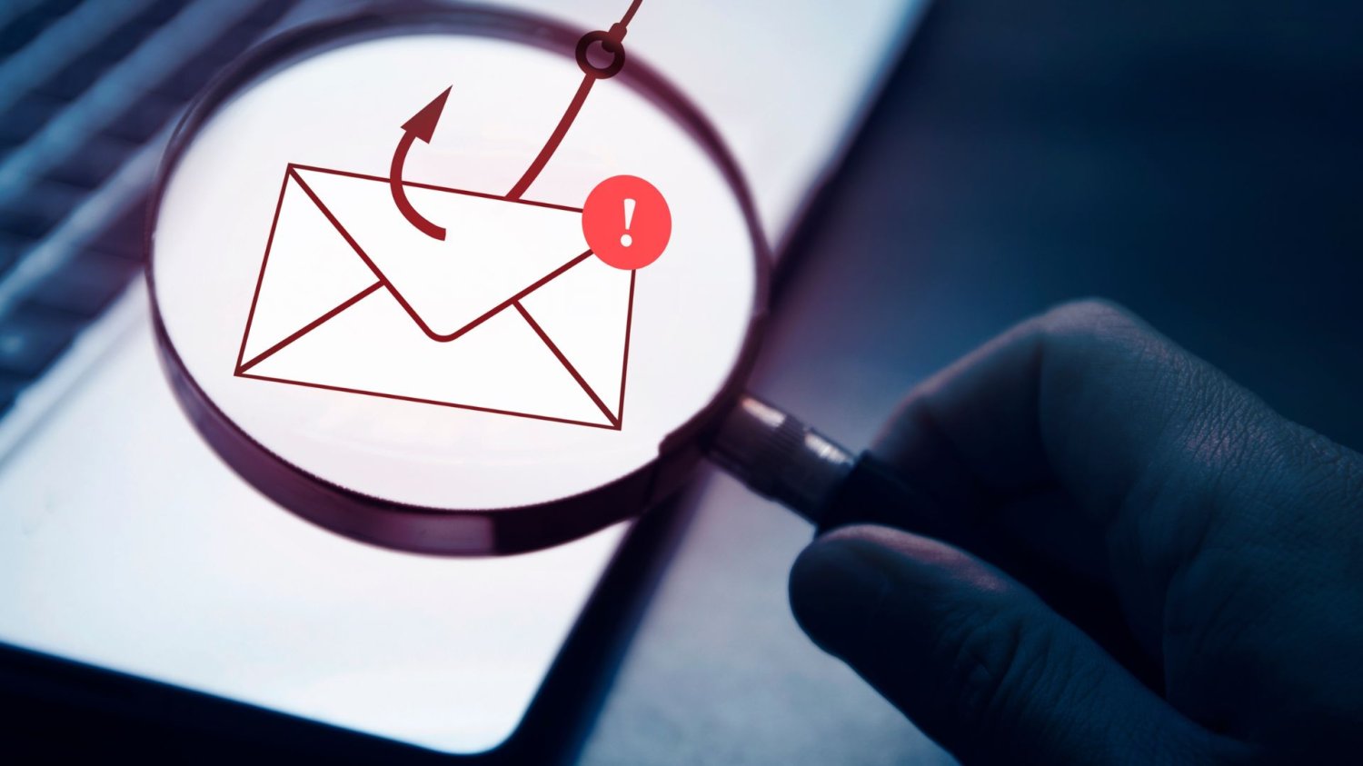 Telefon z symbolem phishingu. Podszywają się pod skarbówkę i wystarczy im jeden e-mail. Tak działa nowa fala oszustw