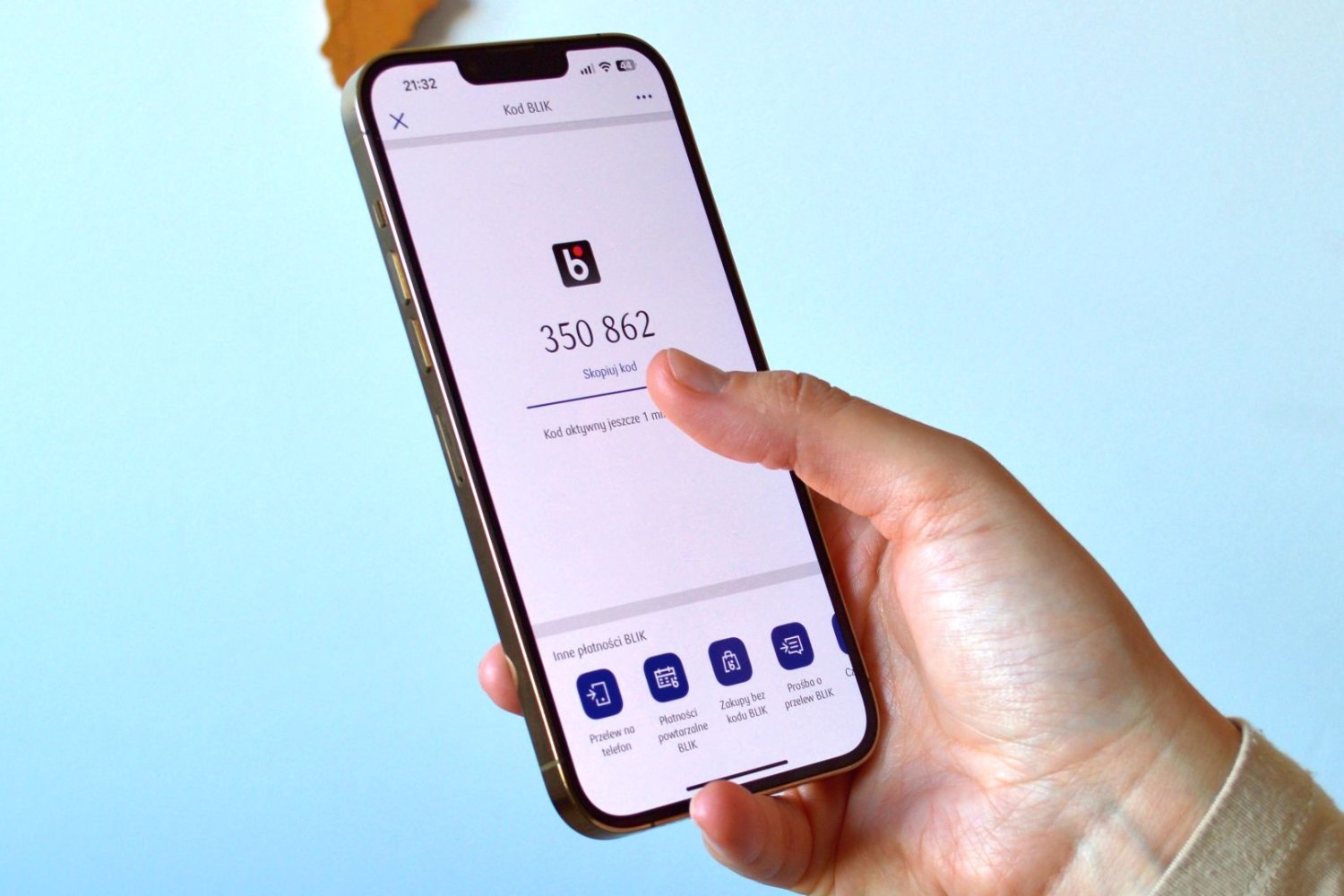 telefon z uruchomioną aplikacją BLIK