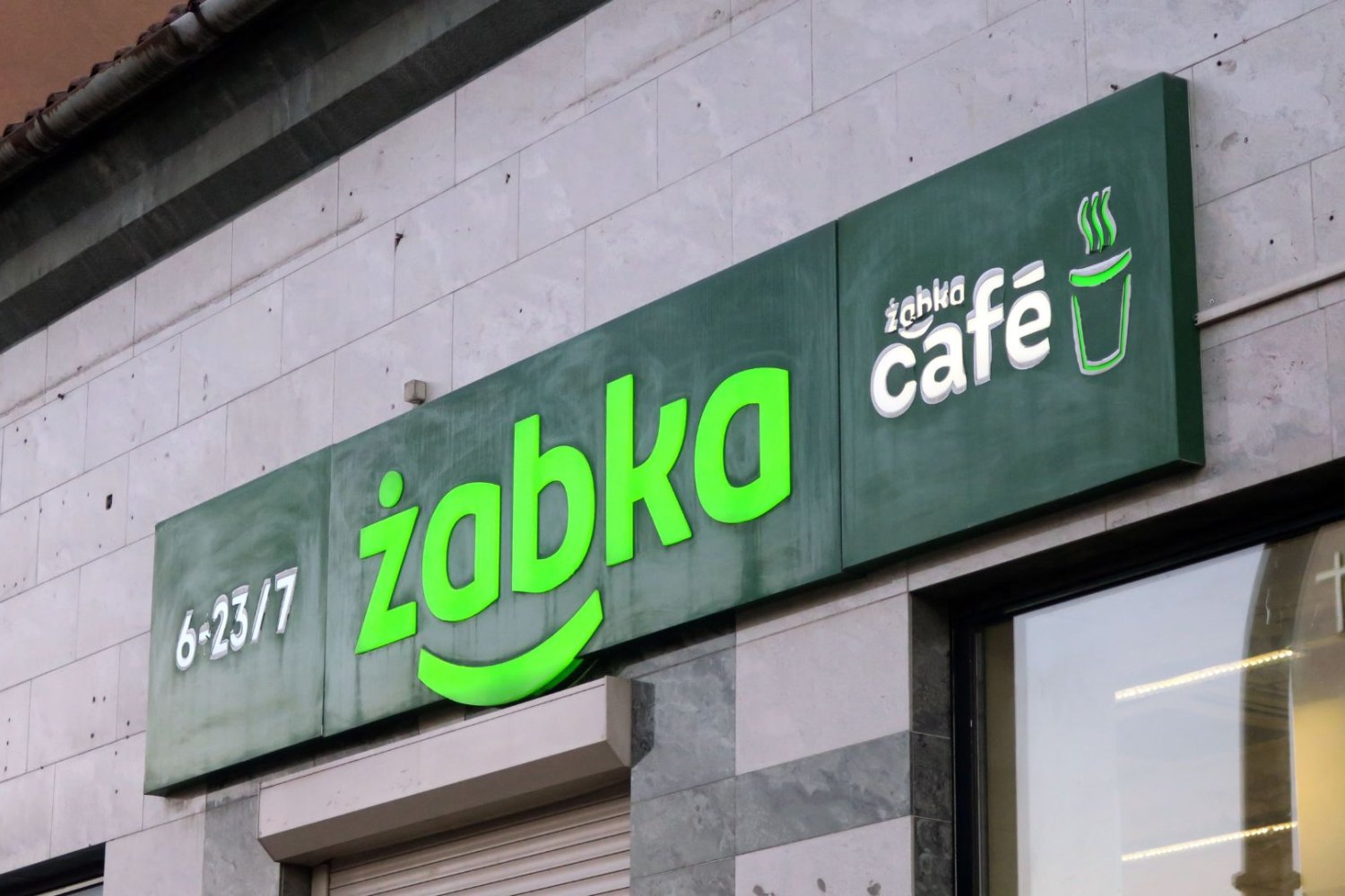 Cyberatak na systemy Żabki. CBZC wkracza do akcji. Szyld sklepu Żabka.