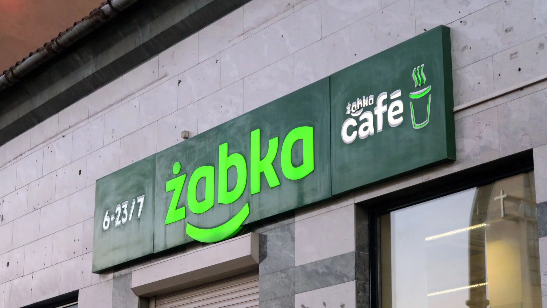 Cyberatak na systemy Żabki. CBZC wkracza do akcji. Szyld sklepu Żabka.