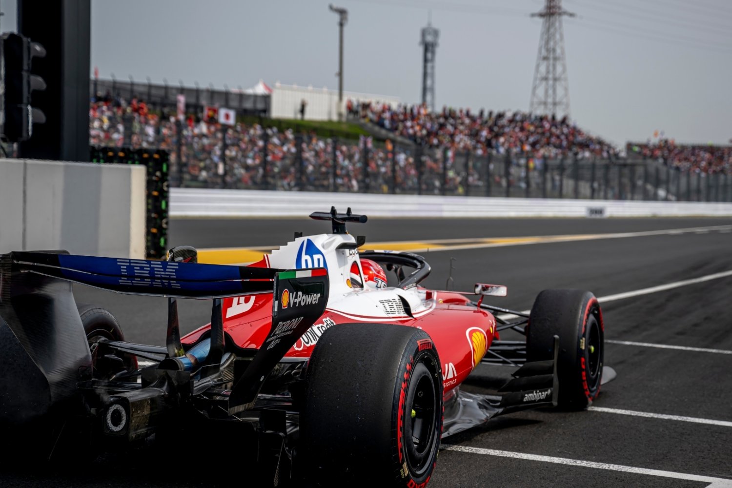 Tor wyścigów Formuły 1 w Monako. Bolid Formuły 1 na pierwszym planie.