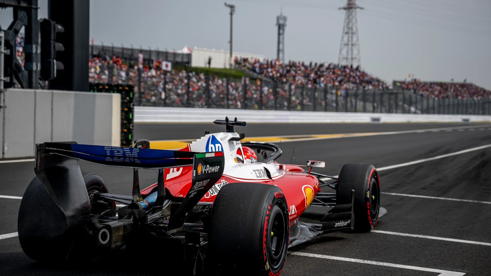 Tor wyścigów Formuły 1 w Monako. Bolid Formuły 1 na pierwszym planie.