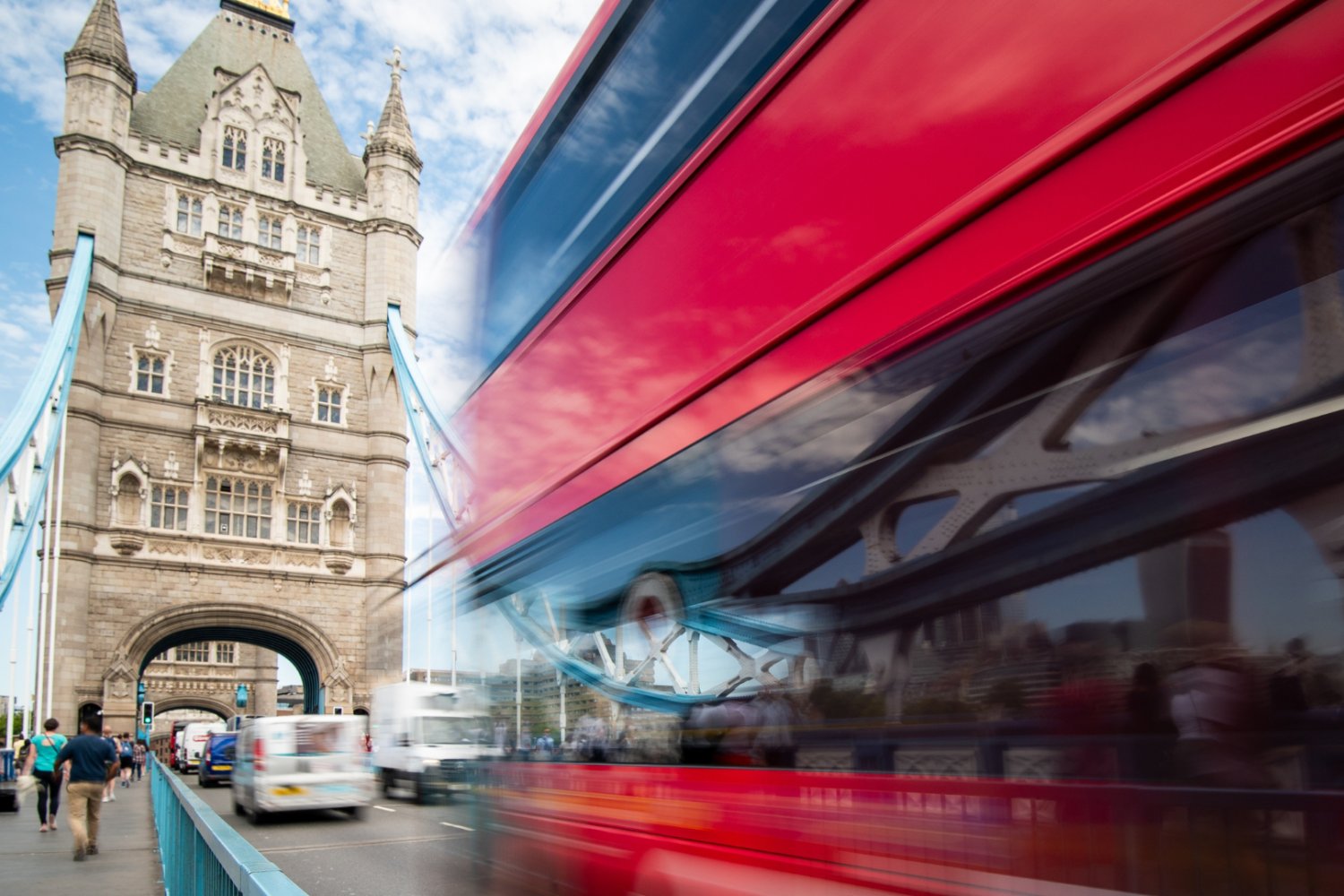 Tower Bridge w Londynie. Czerwony double decker, czyli czerwony bus, znak rozpoznawczy Londynu.