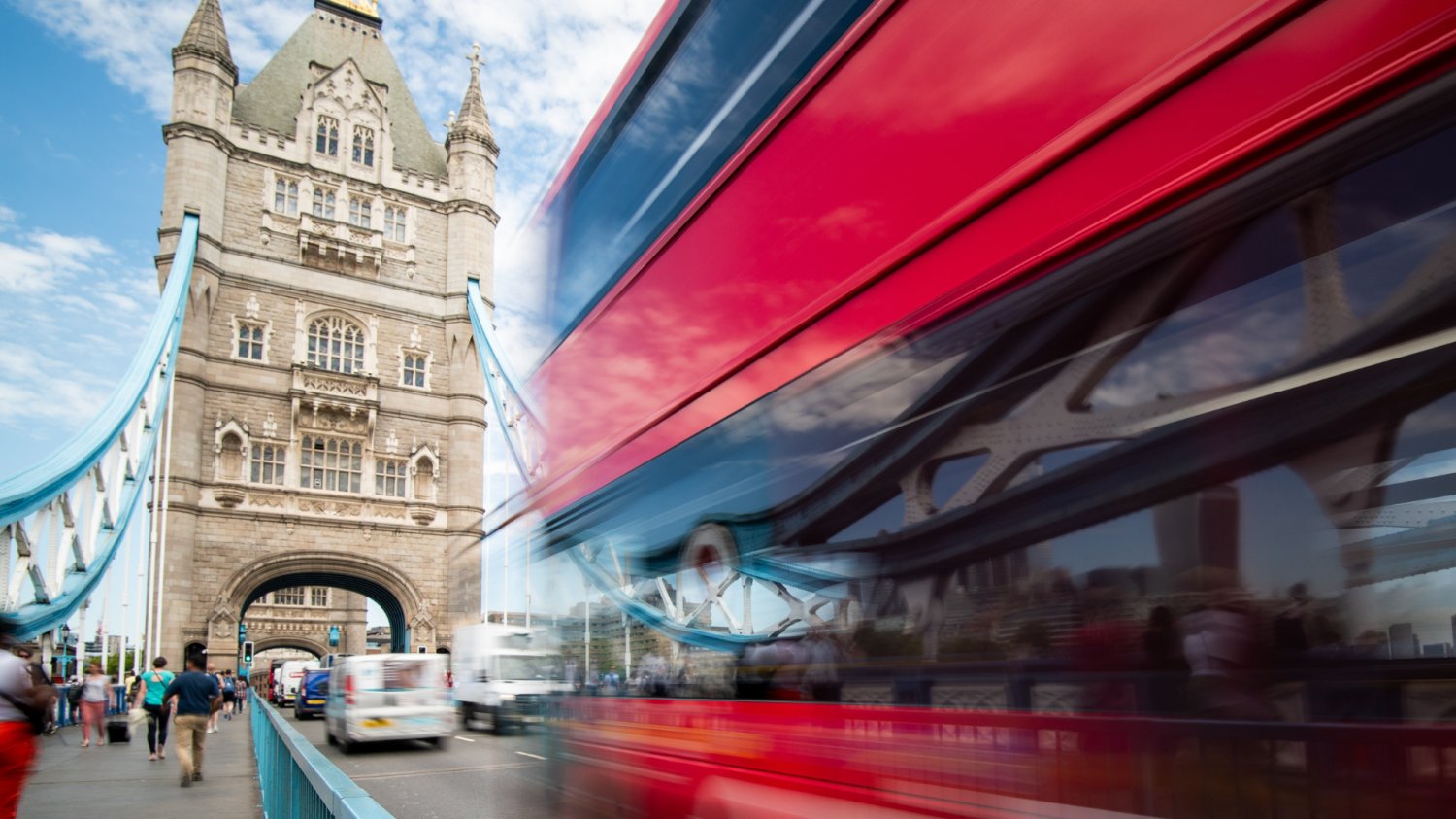 Tower Bridge w Londynie. Czerwony double decker, czyli czerwony bus, znak rozpoznawczy Londynu.