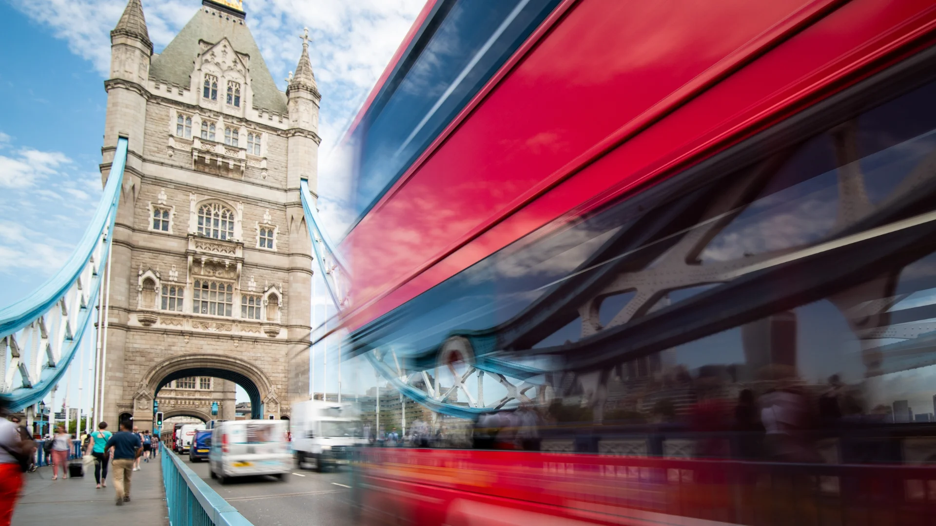 Polacy mogą dostać nakaz wyprowadzki. Wielka Brytania szykuje rewolucję Tower Bridge w Londynie. Czerwony double decker, czyli czerwony bus, znak rozpoznawczy Londynu.