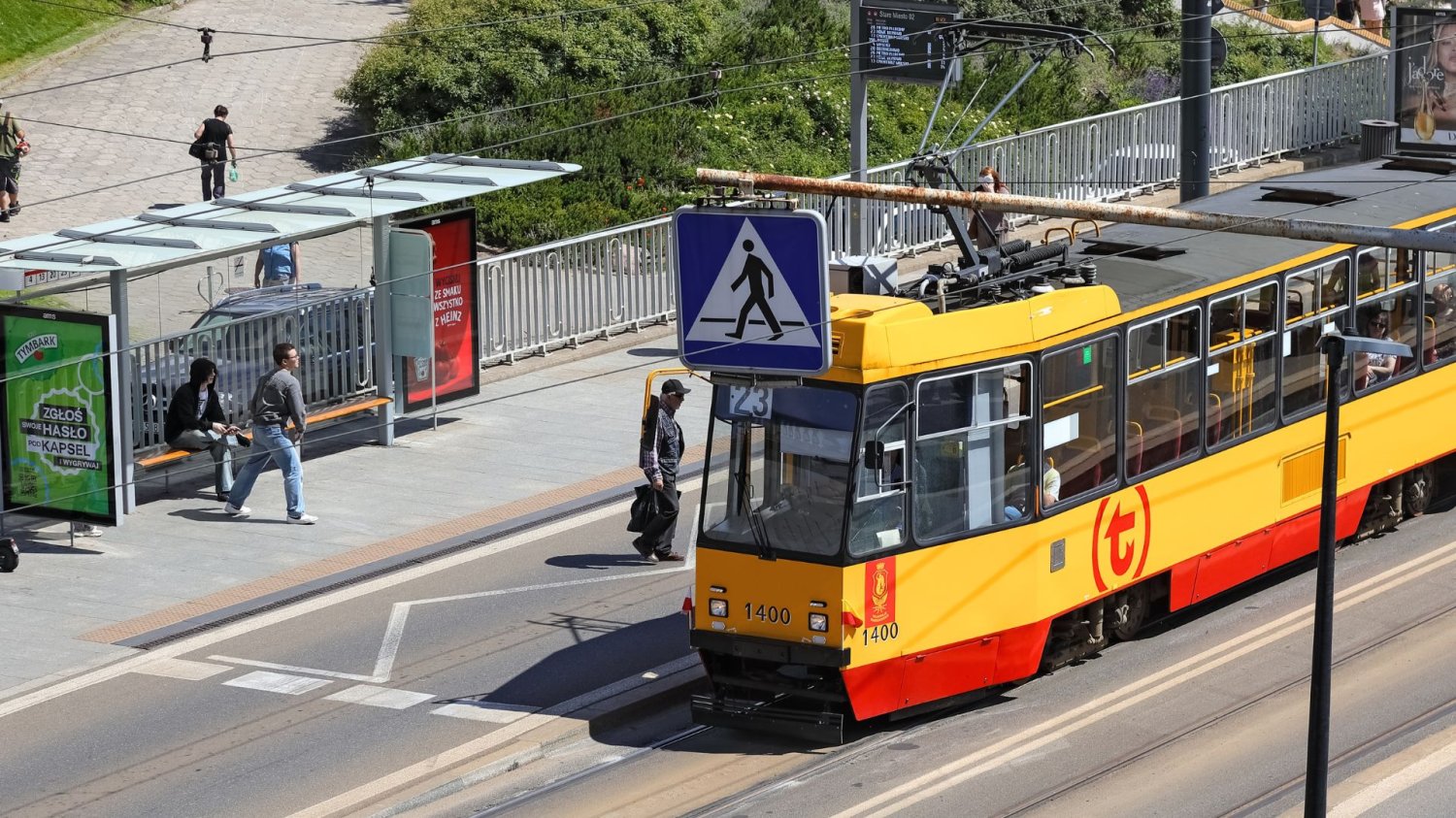 Letnie cięcia kursów w Warszawie. ZTM tnie rozkłady, a metro pojedzie rzadziej. Tramwaj w Warszawie.