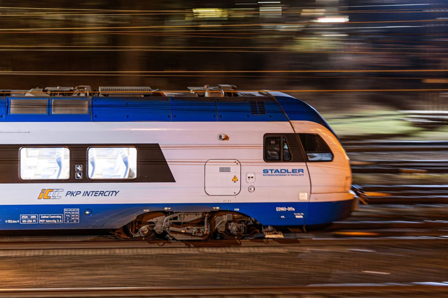 Rozpędzony pociąg PKP Intercity.