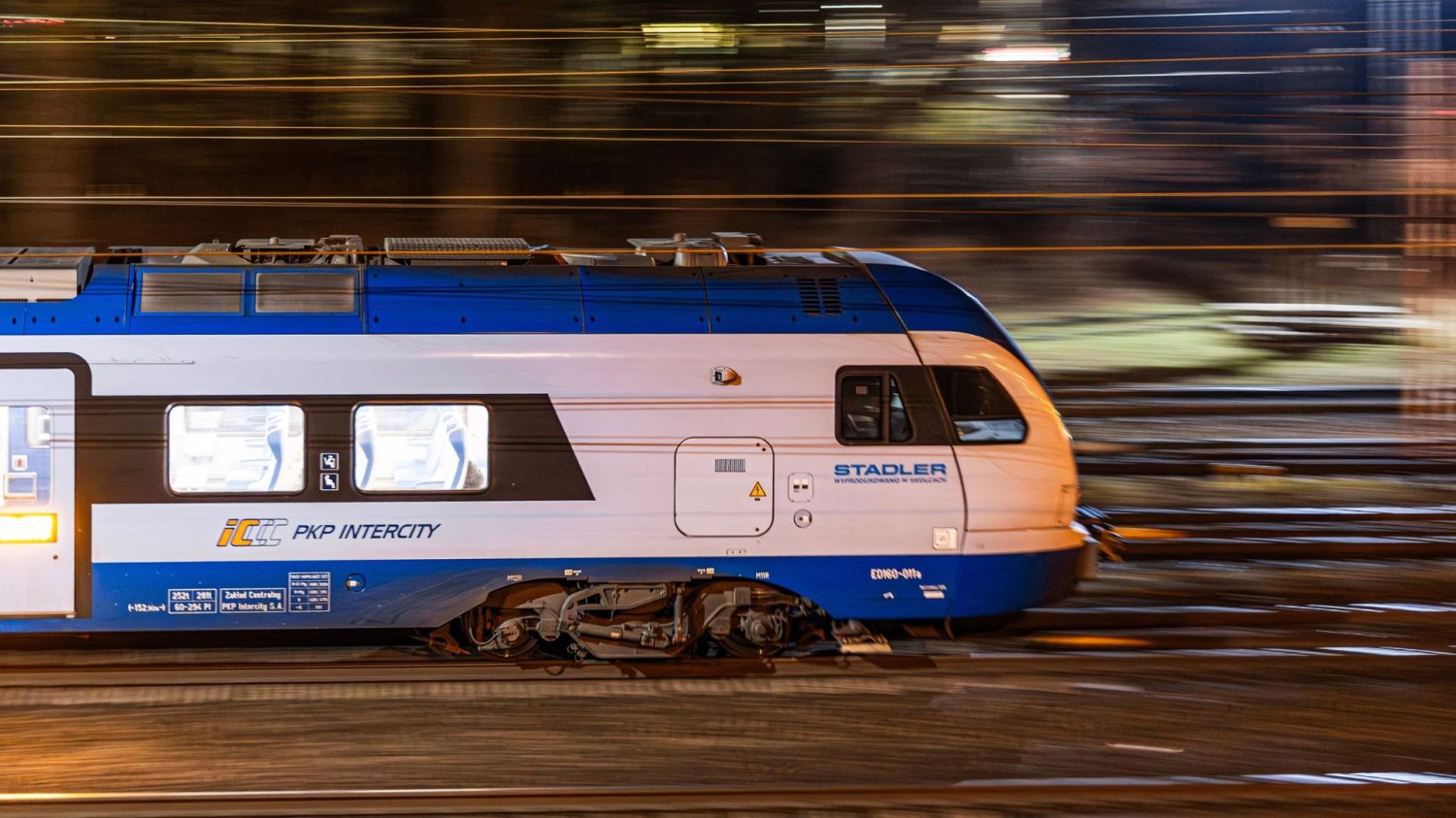 Rozpędzony pociąg PKP Intercity.