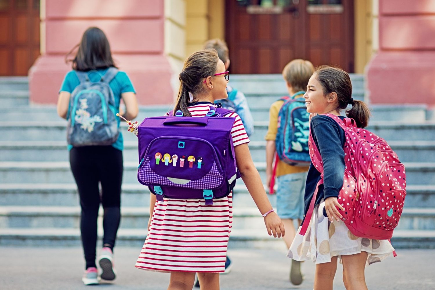 Rusza program Dobry Start od 1 lipca. Już nie 800, a nawet 1100 zł na dziecko. Dzieci z plecakami idą do szkoły.