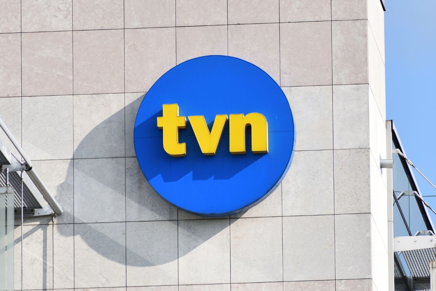 Przejęcie właściciela TVN wstrzymane przez sąd. Trzęsienie ziemi w mediach Logo TVN na ścianie budynku.