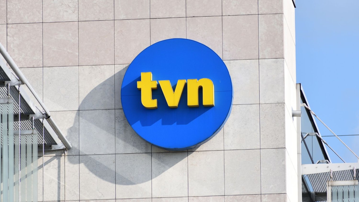Logo TVN na ścianie budynku.