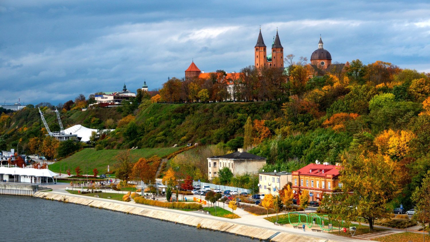 Duma Płocka odzyskuje dawny blask. Historyczny przełom na Wzgórzu Tumskim. Wzgórze Tumskie w Płocku.