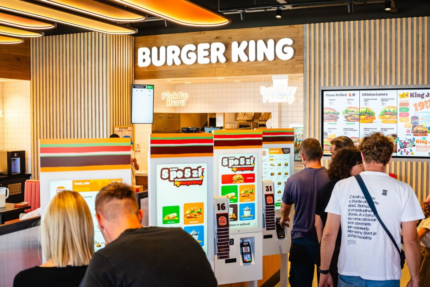ludzie w lokalu Burger King.
