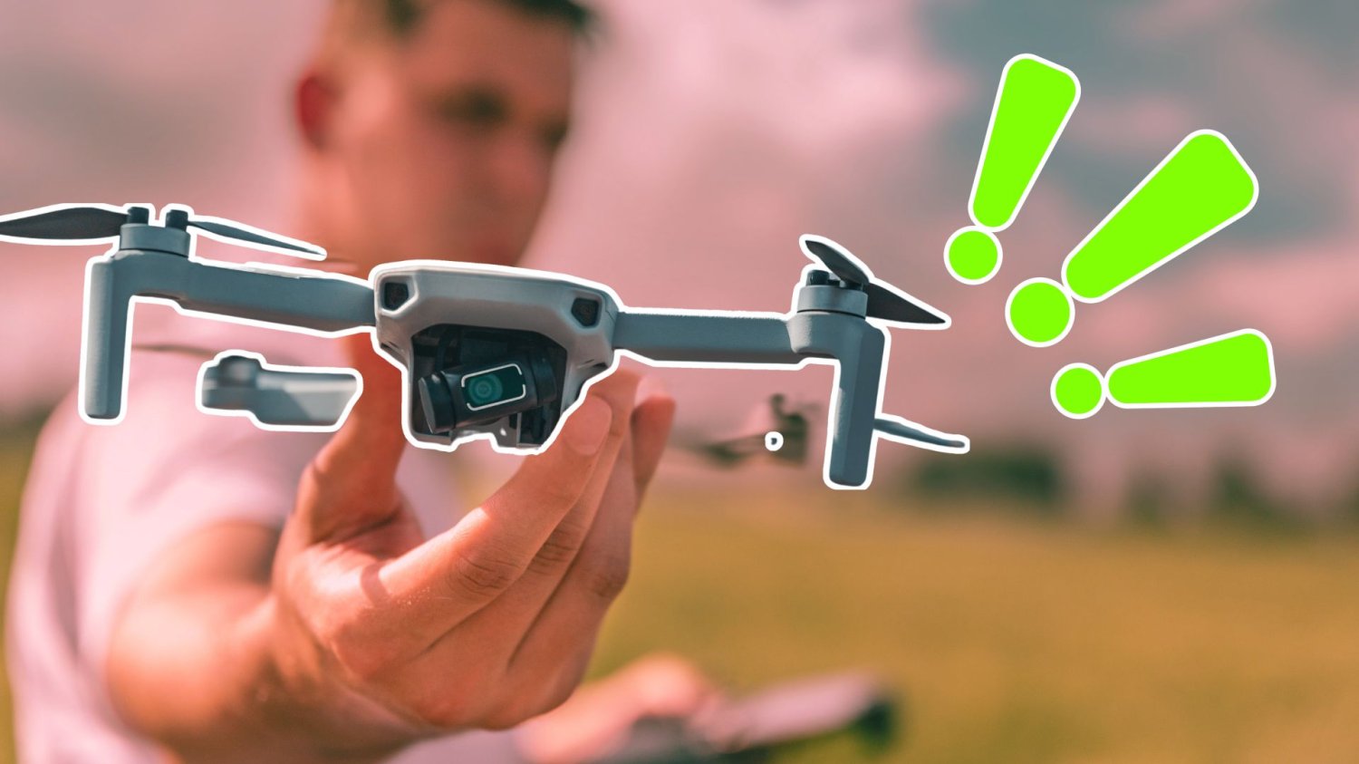 Rząd poluzuje przepisy dla dronów. Koniec z drakońskimi karami za latanie Człowiek trzymający w ręku drona oraz 3 wykrzykniki. Koniec absurdalnych mandatów dla droniarzy. Ale jest jeden haczyk