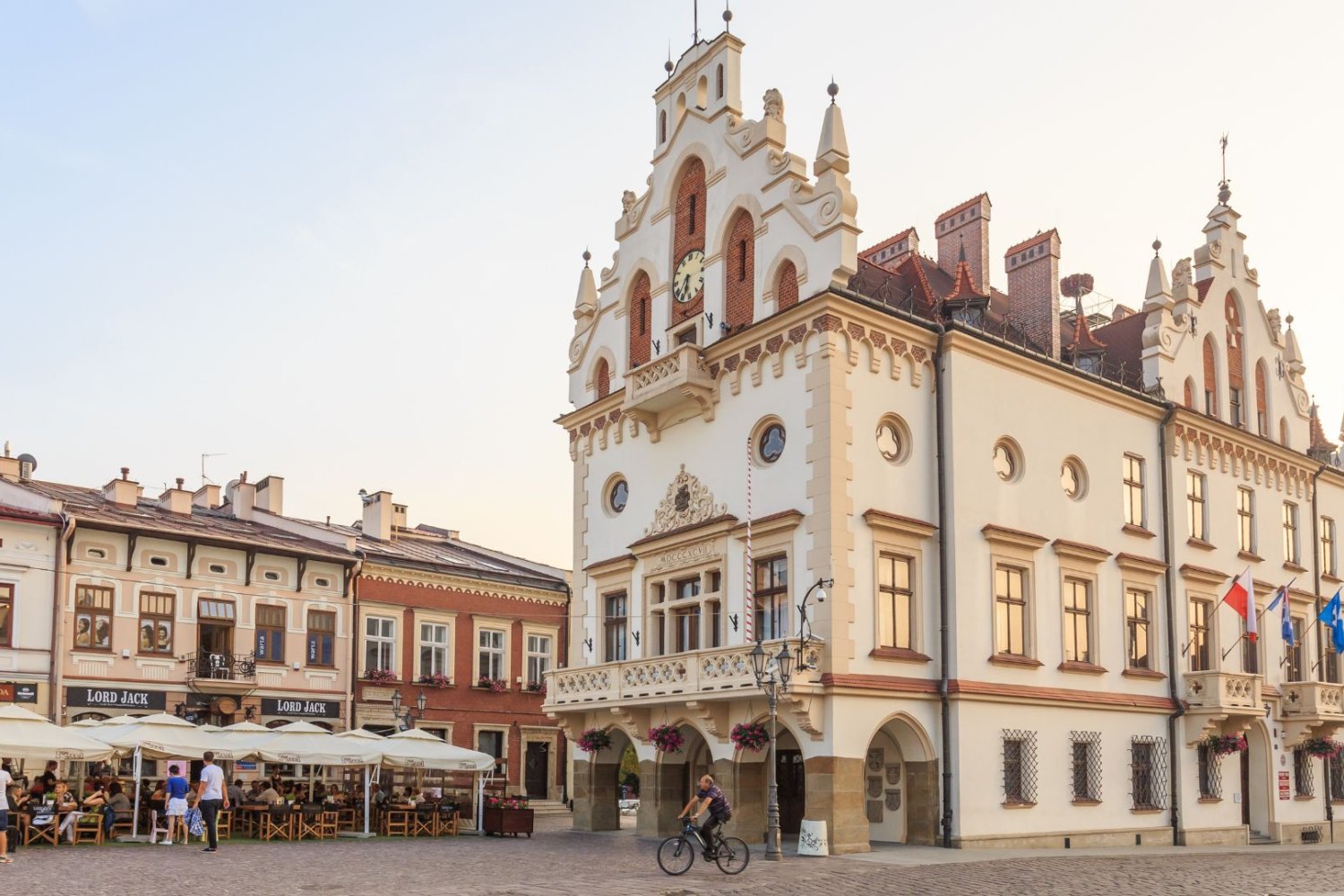 Urząd Miasta w Rzeszowie. Piwo tak, wódka nie? Rzeszowscy radni pogrzebali zakaz, który podzielił salę obrad