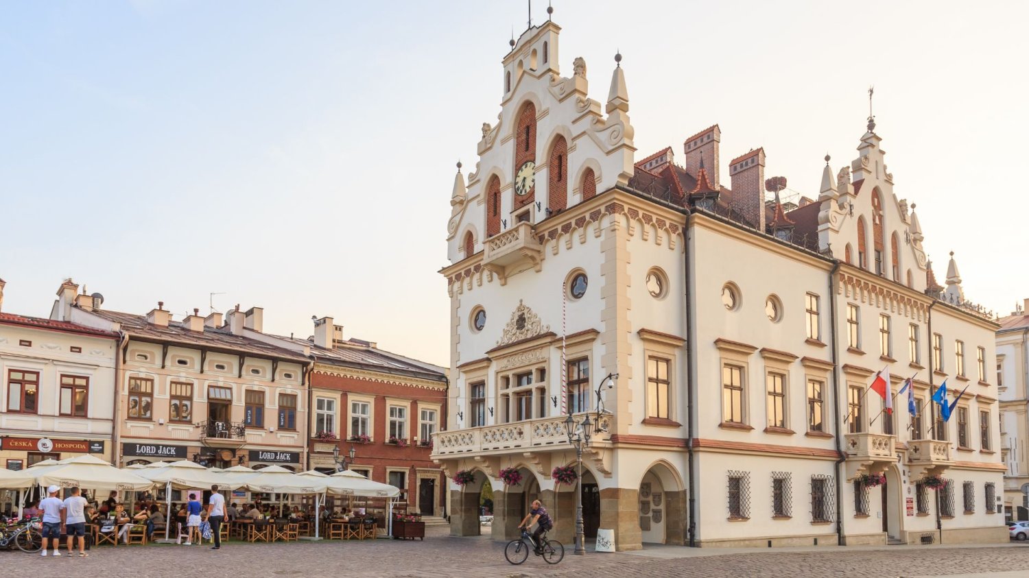 Nocna prohibicja w Rzeszowie przepadła. Miasto nie pójdzie śladem Warszawy Urząd Miasta w Rzeszowie. Piwo tak, wódka nie? Rzeszowscy radni pogrzebali zakaz, który podzielił salę obrad