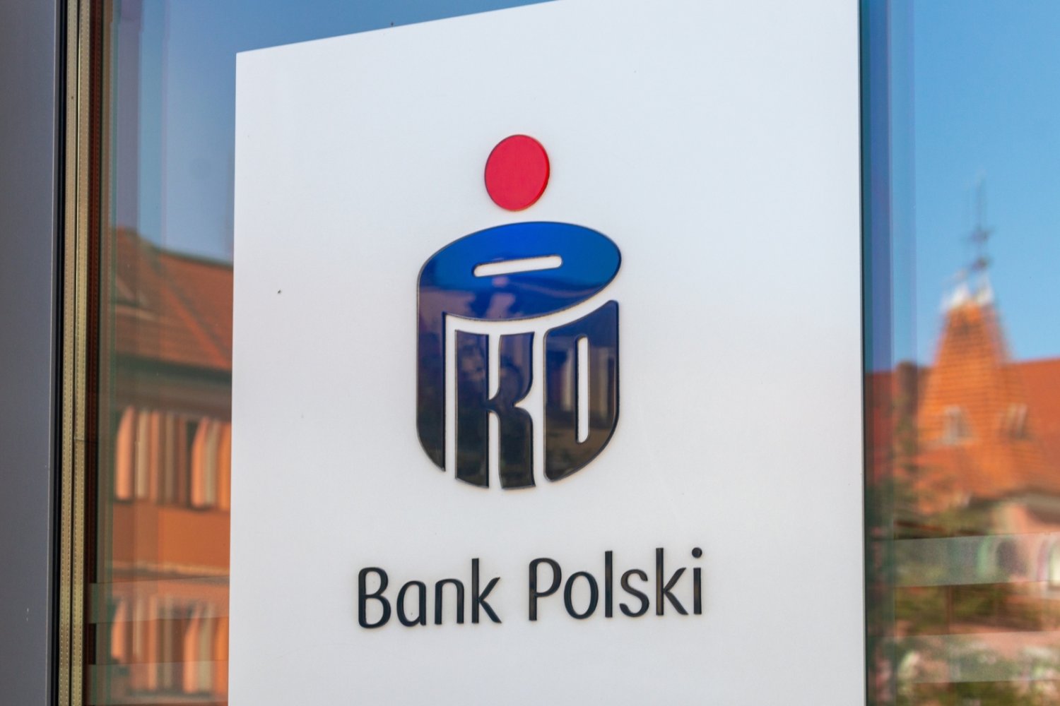 Drzwi do budynku PKO BP. Logo banku na drzwiach.