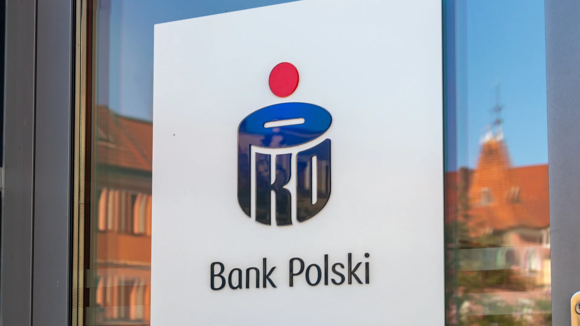 Drzwi do budynku PKO BP. Logo banku na drzwiach.