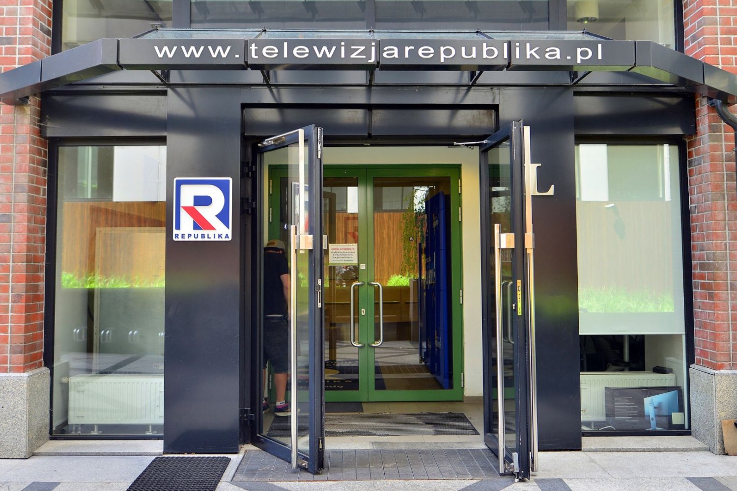 wejście do budynku, logo TV Republika.