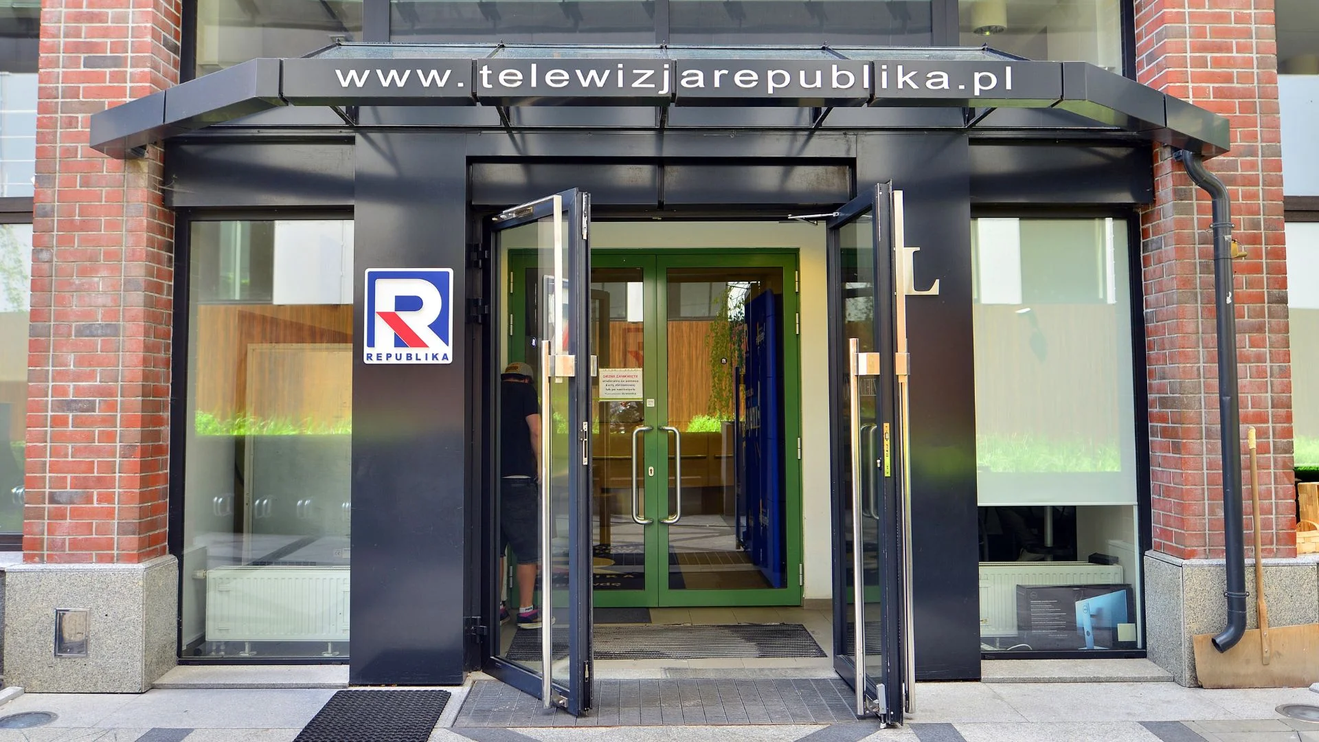 wejście do budynku, logo TV Republika.