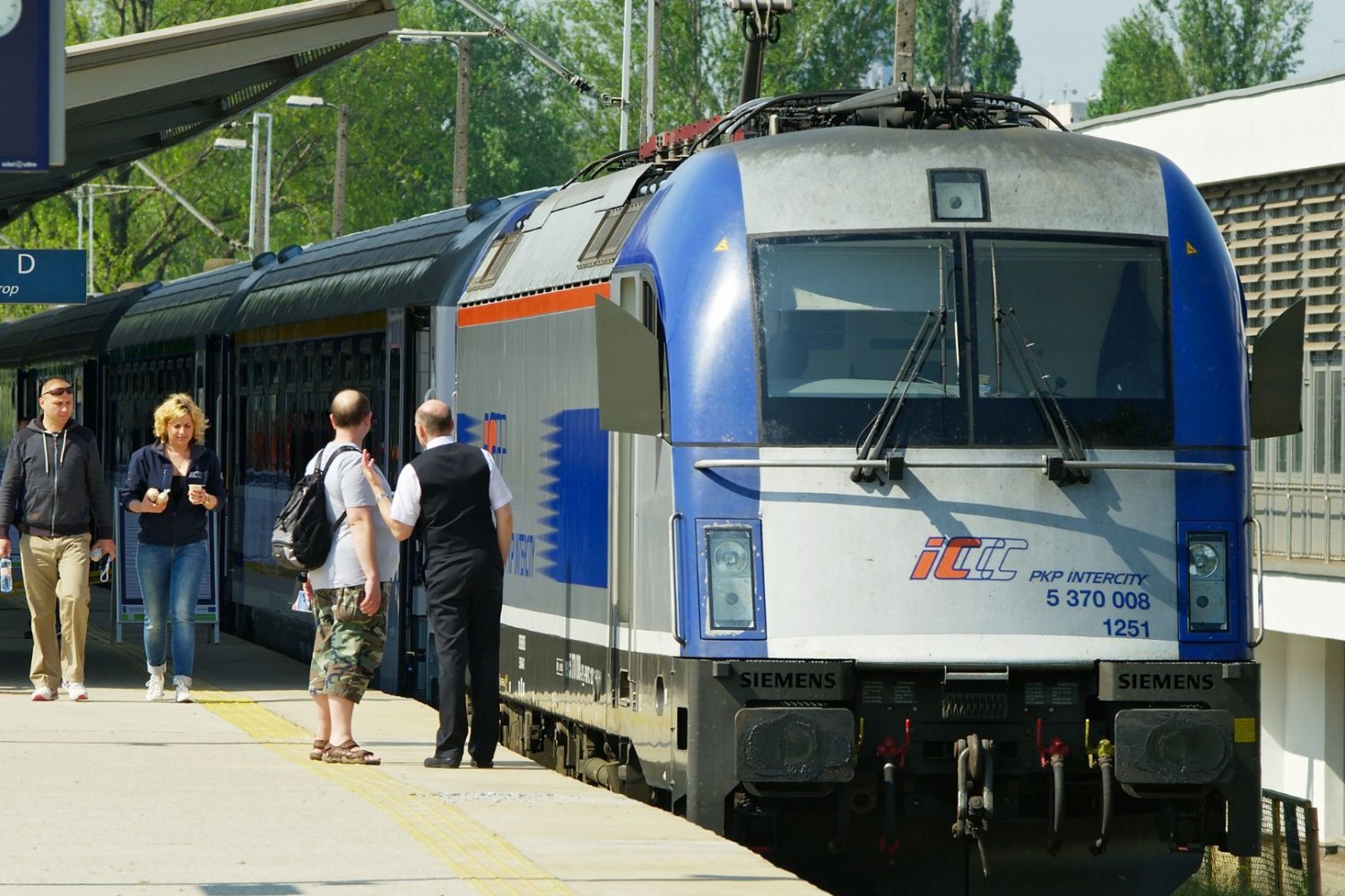 pasażerowie na peronie, pociąg PKP Intercity