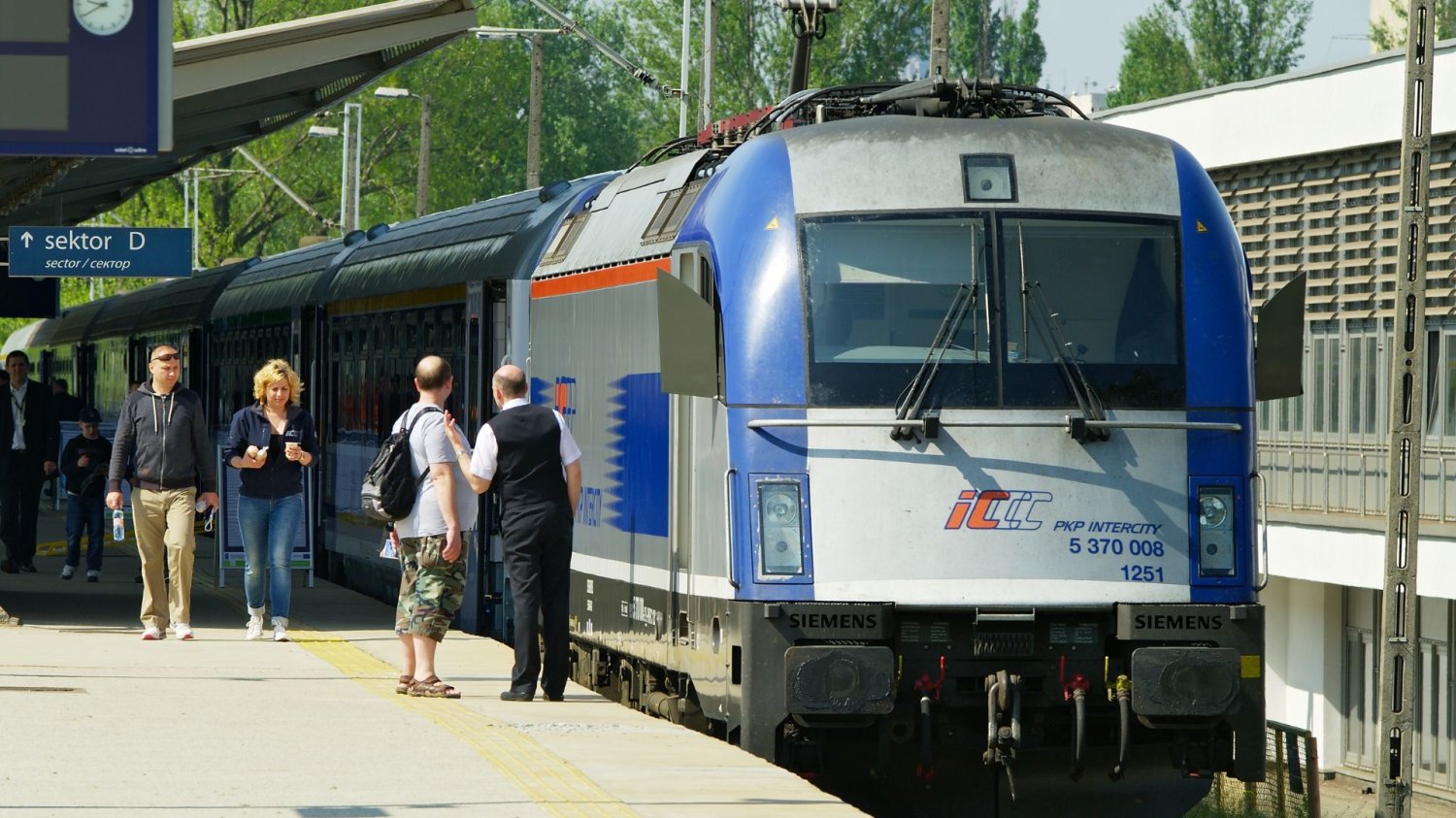 PKP Intercity odwołuje pociągi przez upały. Koszmar pasażerów i miliony strat. pasażerowie na peronie, pociąg PKP Intercity