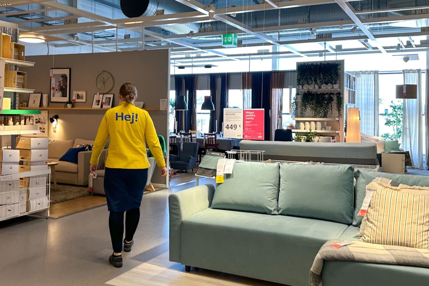 IKEA kasuje swój największy hit. Koniec pewnej epoki w polskich sypialniach. Wnętrze sklepu IKEA, kanapy, pracownica.