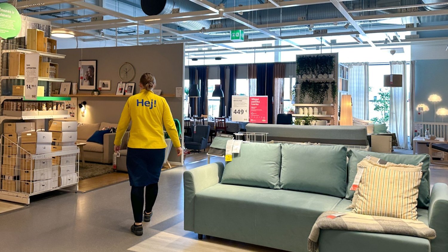Wnętrze sklepu IKEA, kanapy, pracownica.