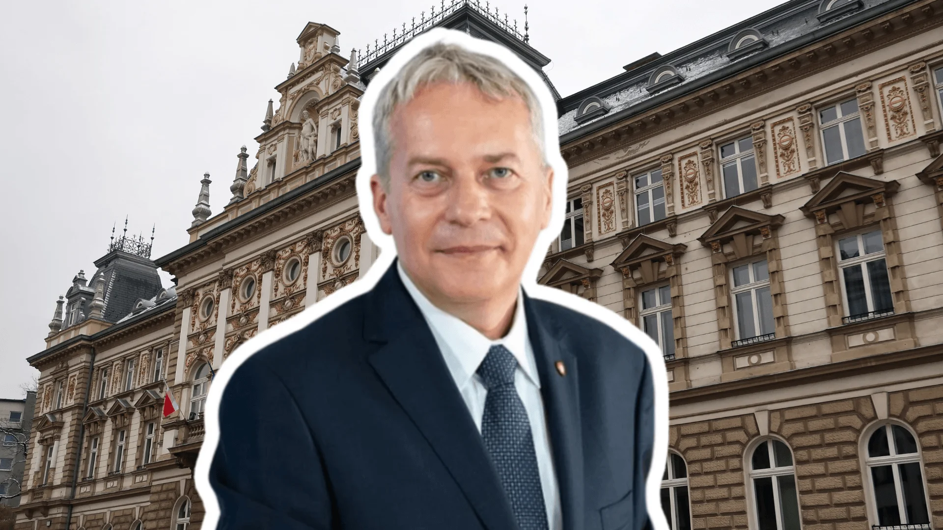wojciech saługa, w tle ratusz w Bielsku-Białej