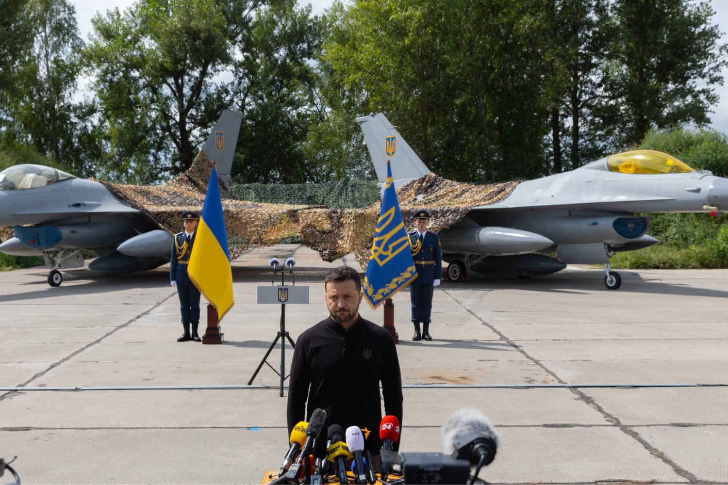 Wołodymyr Zełeński, prezydent Ukrainy. W tle Ukraińskie samoloty F-16.