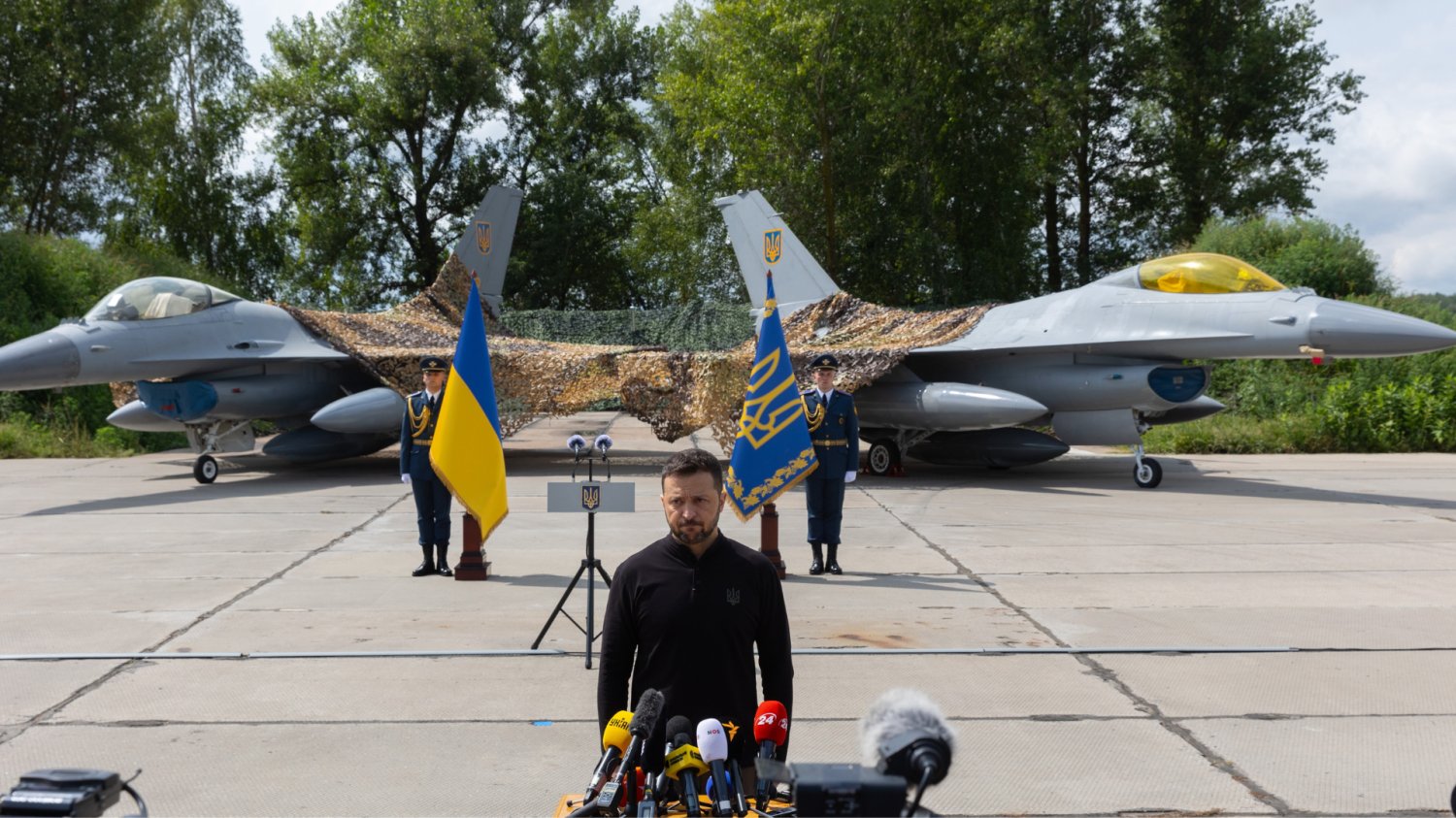Wołodymyr Zełeński, prezydent Ukrainy. W tle Ukraińskie samoloty F-16.