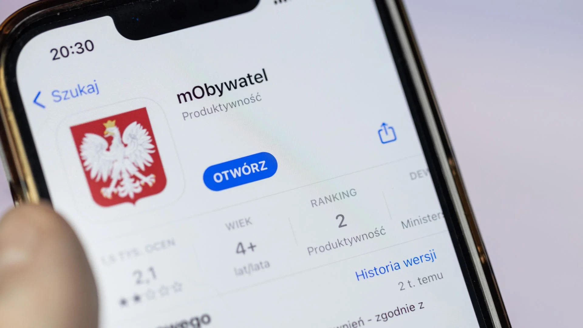Alerty RCB w mObywatelu. Idą duże zmiany w systemie ostrzegani. Aplikacja mObywatel na ekranie smartfona.