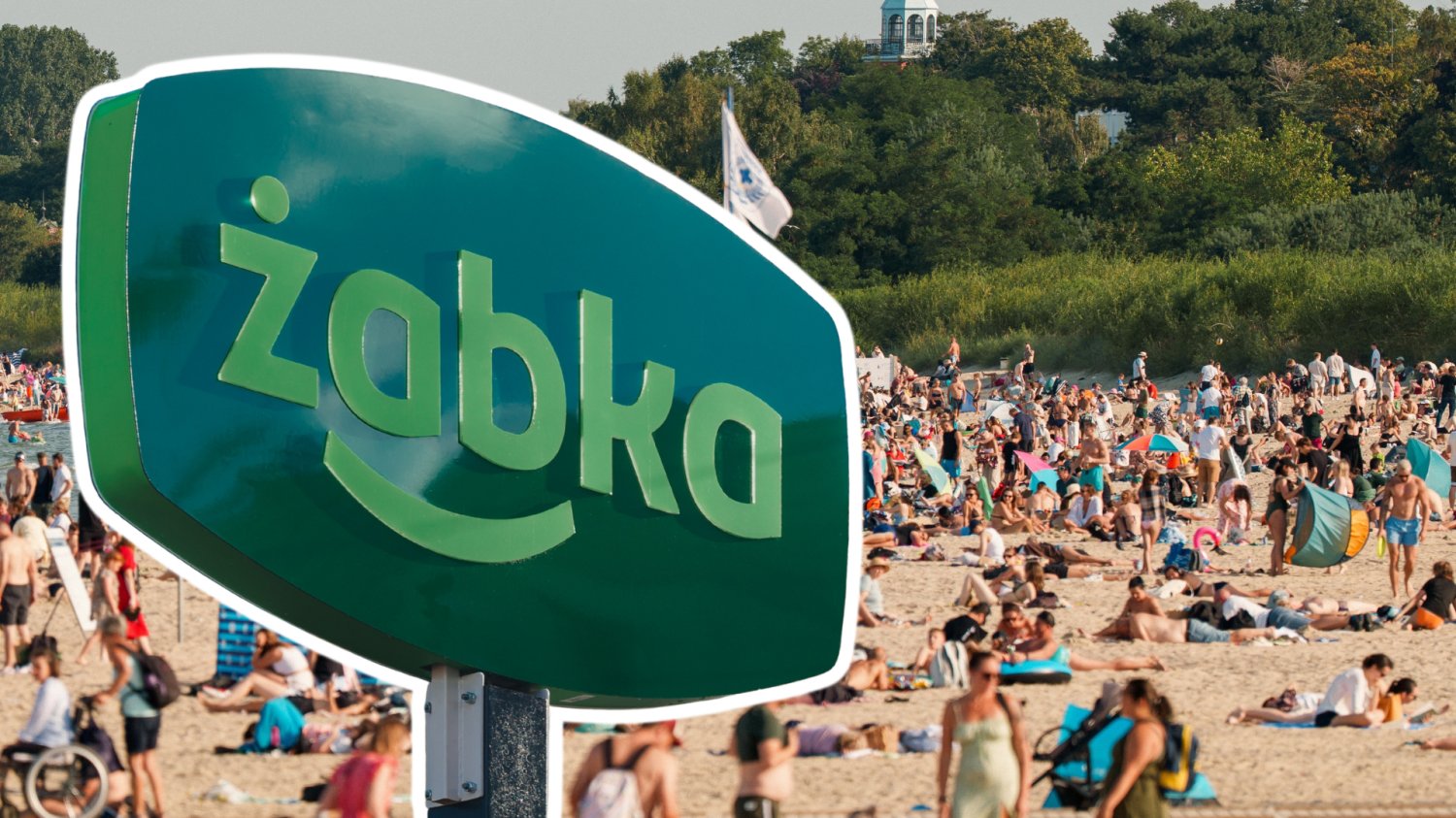 Żabka otworzy 170 sezonowych sklepów. Zielona fala zaleje kurorty Plaża w Sopocie. Logo Żabka.