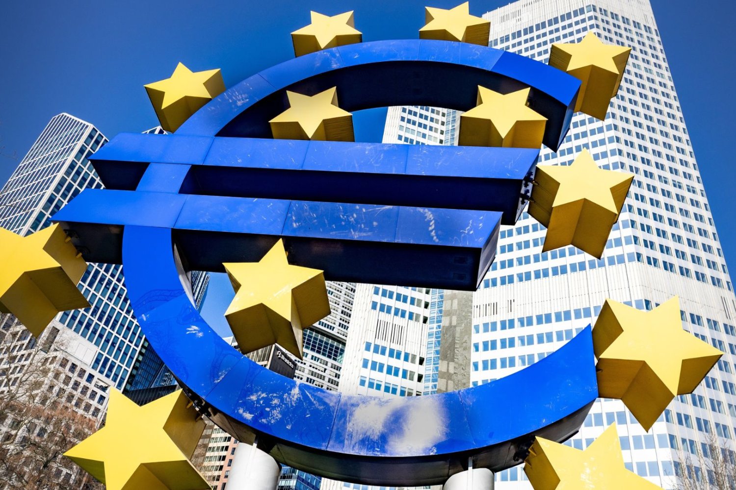 Symboliczna rzeźba euro w dzielnicy finansowej Frankfurtu.