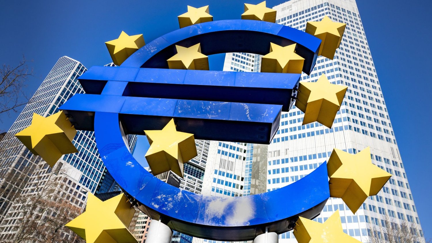EBC zdecydowało o stopach procentowych w strefie euro. Polska może złapać oddech Symboliczna rzeźba euro w dzielnicy finansowej Frankfurtu.